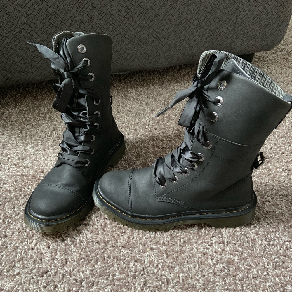 DOC MARTEN RIBBON UP COMBAT BOOTS!!